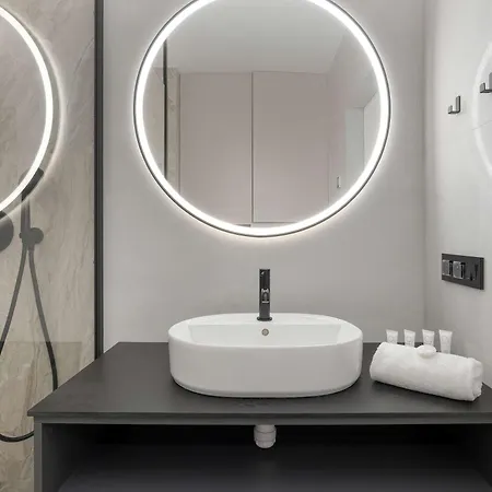 Modern With Ac & Parking In By Renters Apartment *