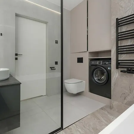 Modern With Ac & Parking In By Renters * Breslau