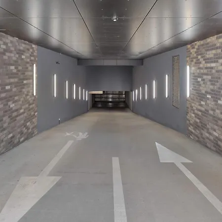 Modern With Ac & Parking In By Renters Apartment