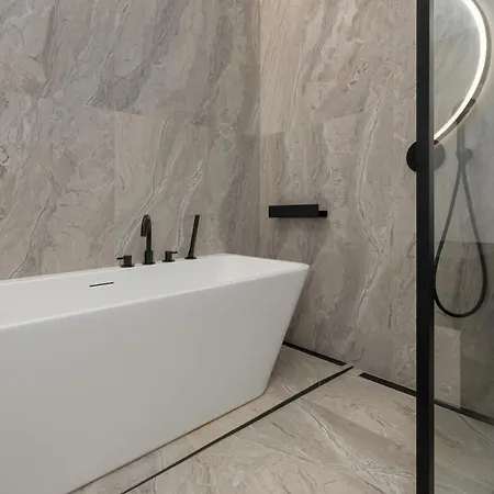 Modern With Ac & Parking In By Renters Apartment *