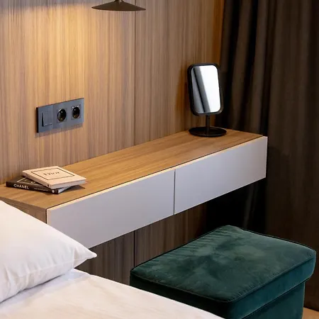 Modern With Ac & Parking In By Renters Apartment