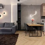 Modern With Ac & Parking In By Renters *