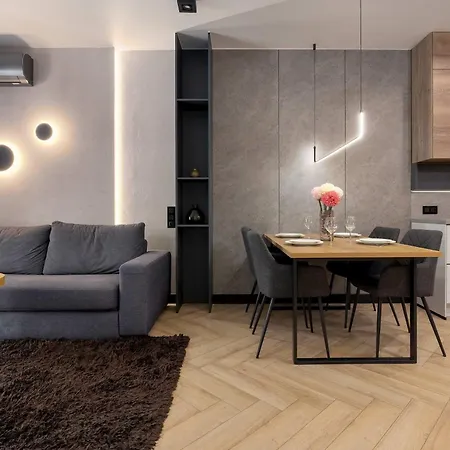 Modern With Ac & Parking In By Renters *