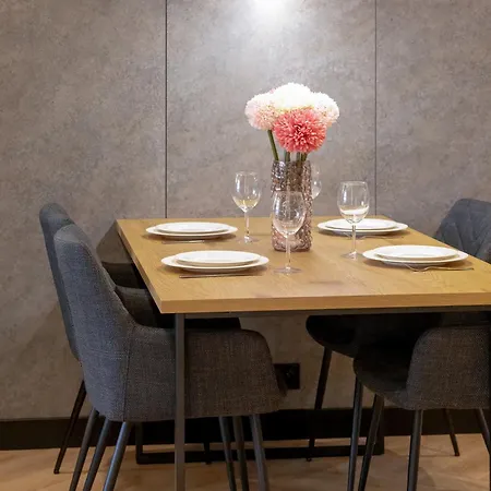 Modern With Ac & Parking In By Renters *